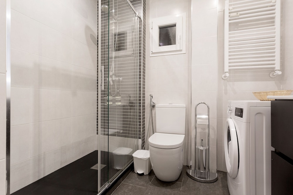 Bright 2 Bd Apartment in Front of Retiro Park Retiro II