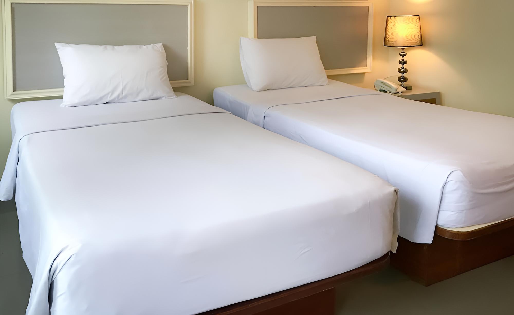 J Two S Pratunam Hotel - Image 1