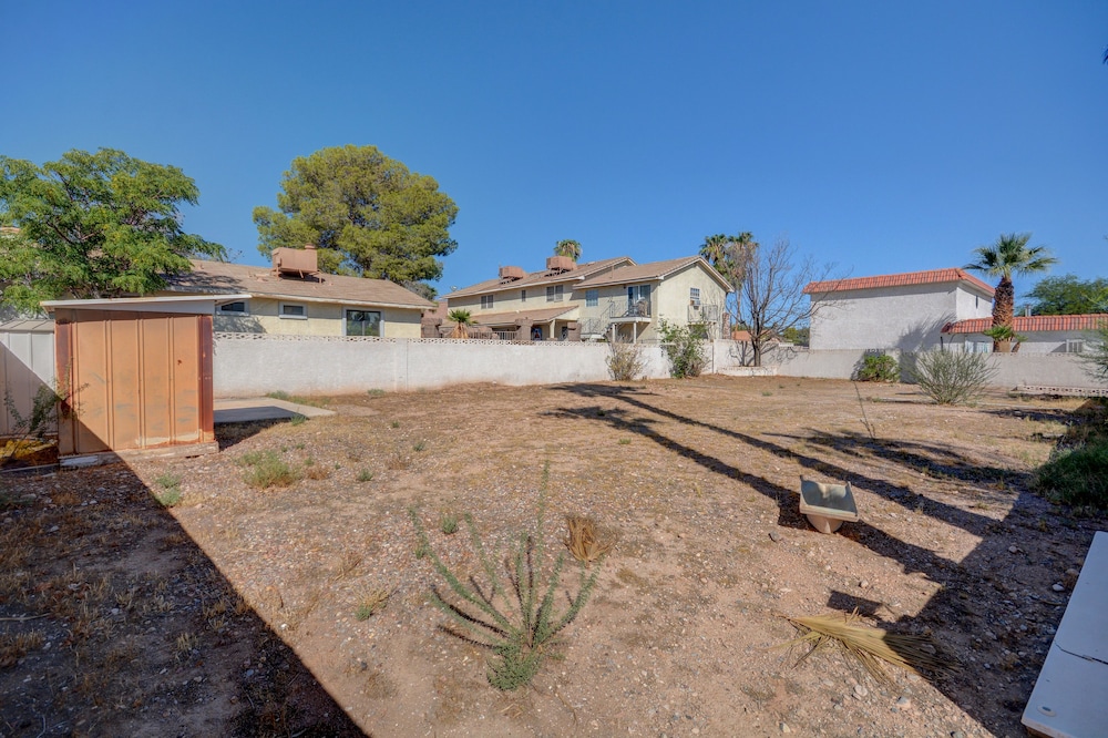 Luxurious 4BR House with Large Pool Near Strip - Image 5