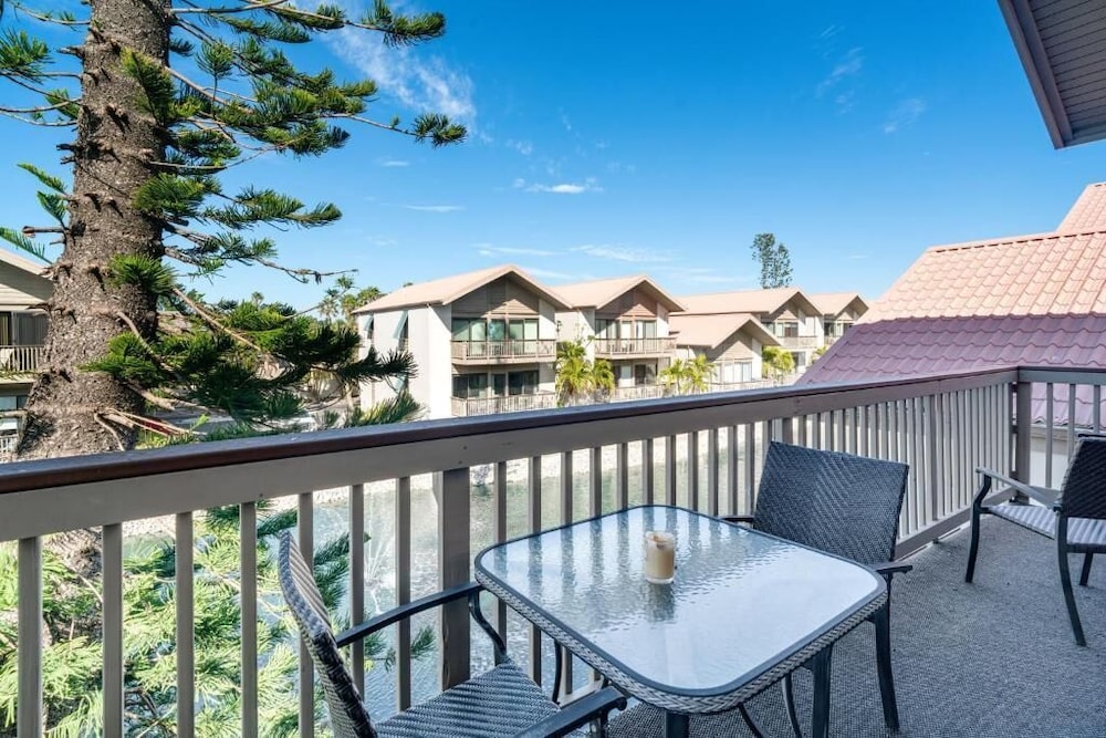 Coastal Lakehouse Condo on Siesta Key Public Beach