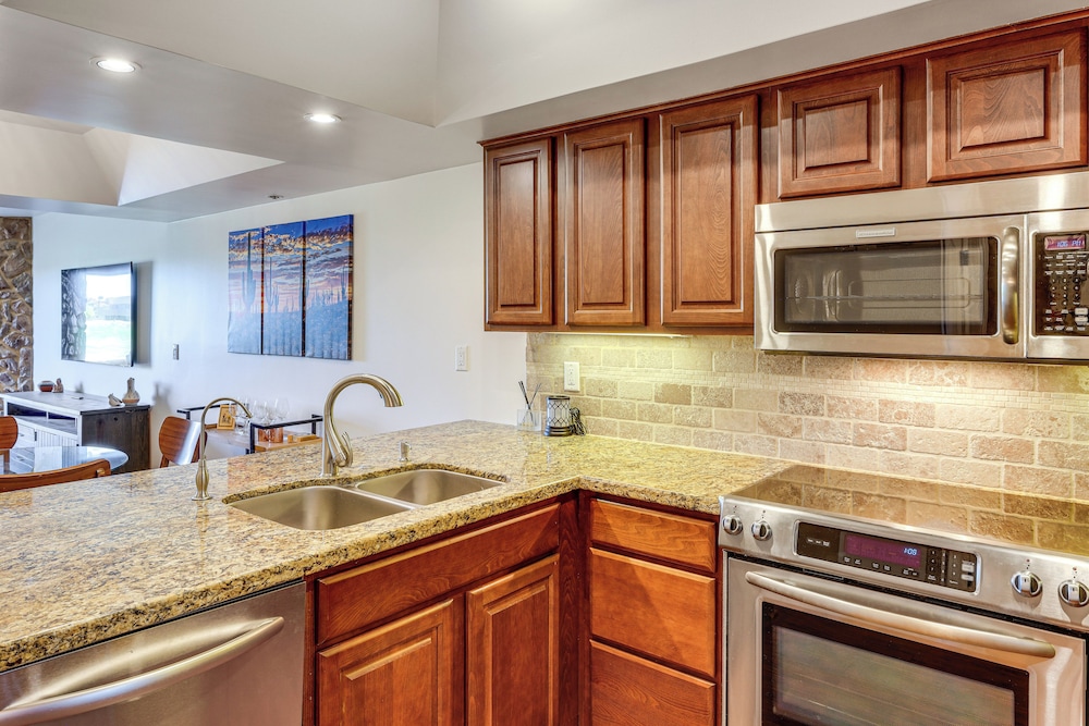 Golf Views & Pool Access: Central Scottsdale Condo