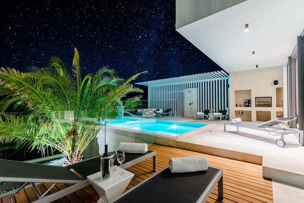Luxury Villa Luna with Swimming Pool