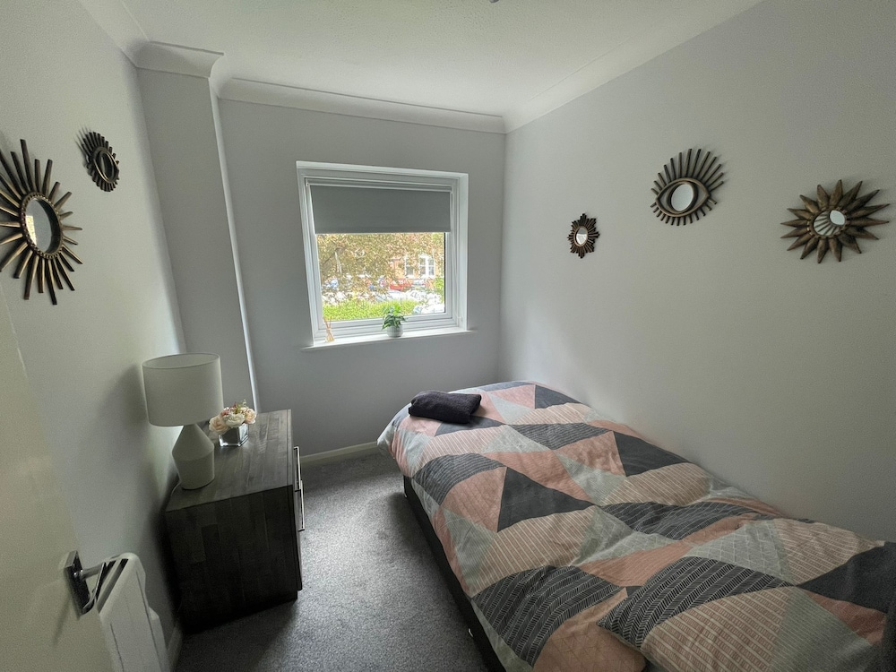360 Serviced Accommodations - Canal Side Retreat - 2 Bedroom Apartment view 3