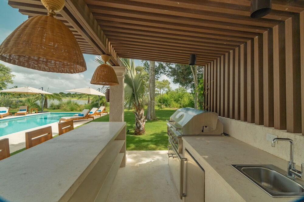 Lake Villa With Pool Table Tennis and Billiard