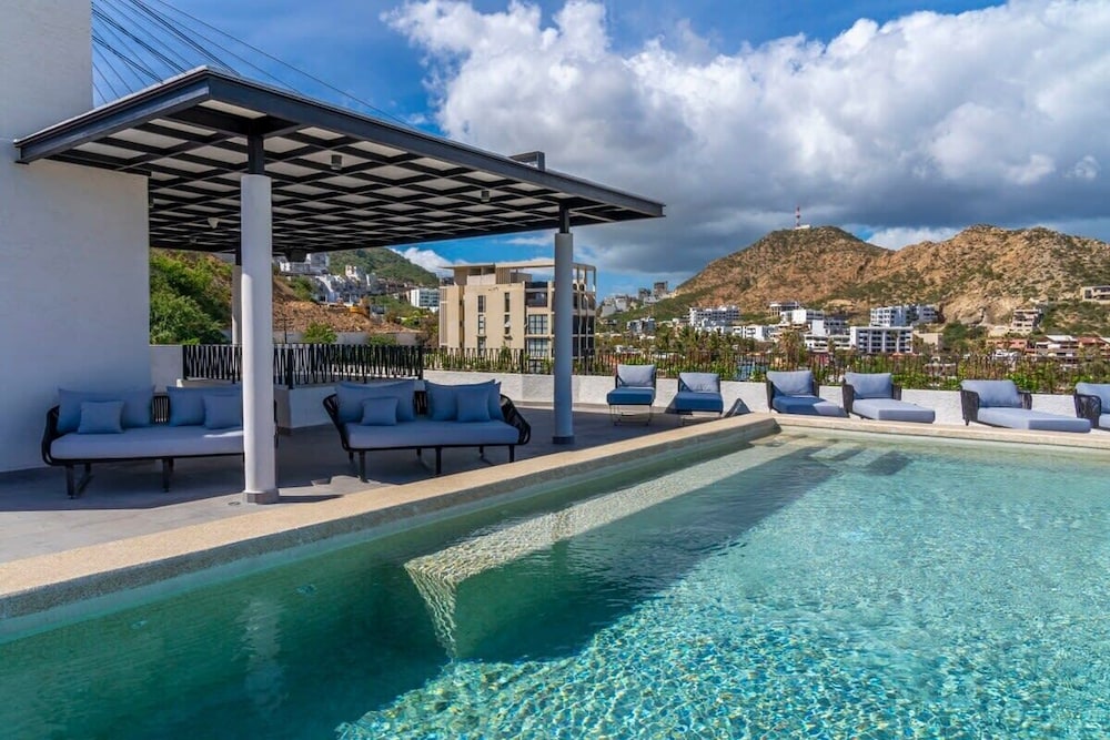 New 1BR Condo Near Marina and Downtown - Pool