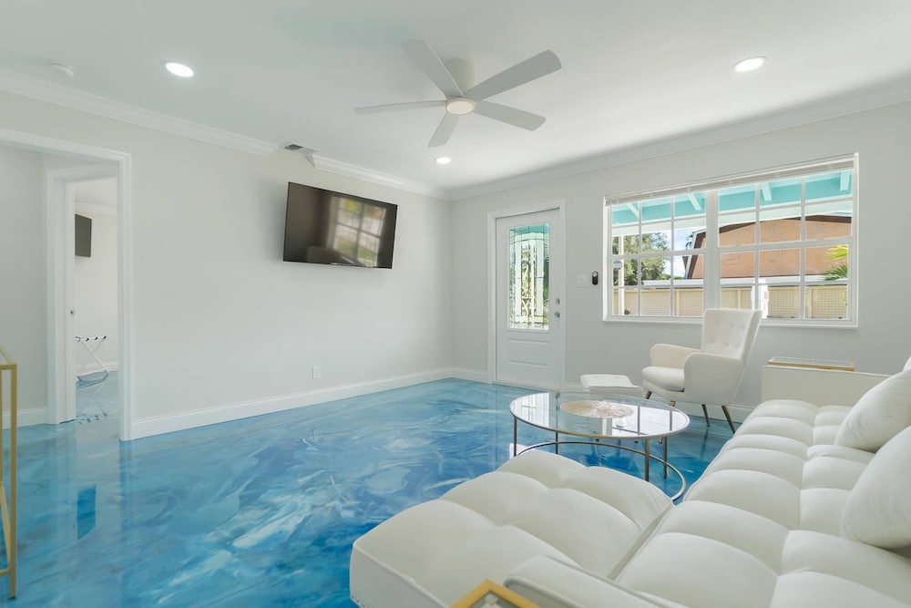 Beachy Blues Apt A, Downtown, Shops, Cafes & Beach, Dog Friendly view 3