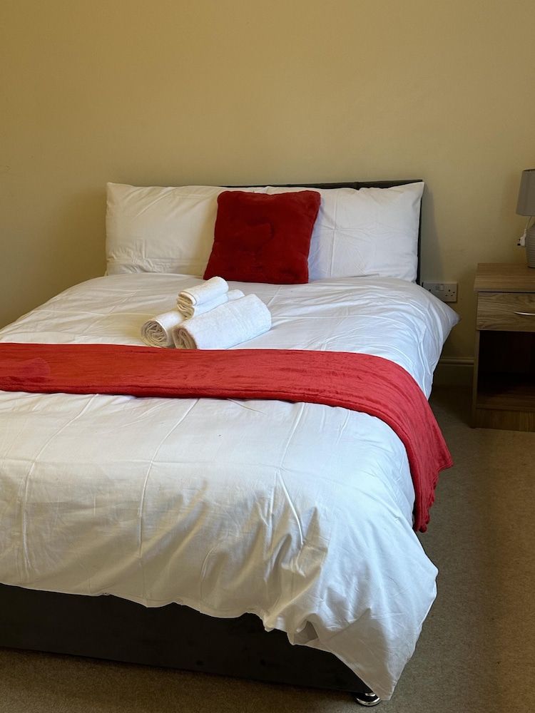 Captivating 5-bed House in Milton Keynes view 2