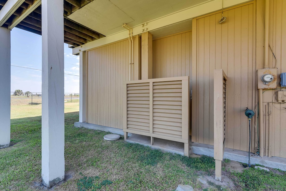 Pet-friendly Galveston Home w/ Wraparound Deck