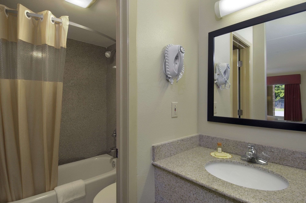 Days Inn by Wyndham Leeds - Property Image 10