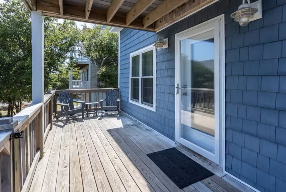 Walk to Beach Private Deck Family Fun