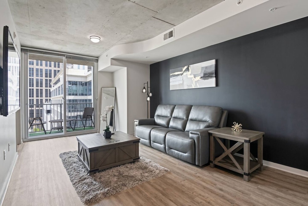Chic Midtown High-rise With Great Views