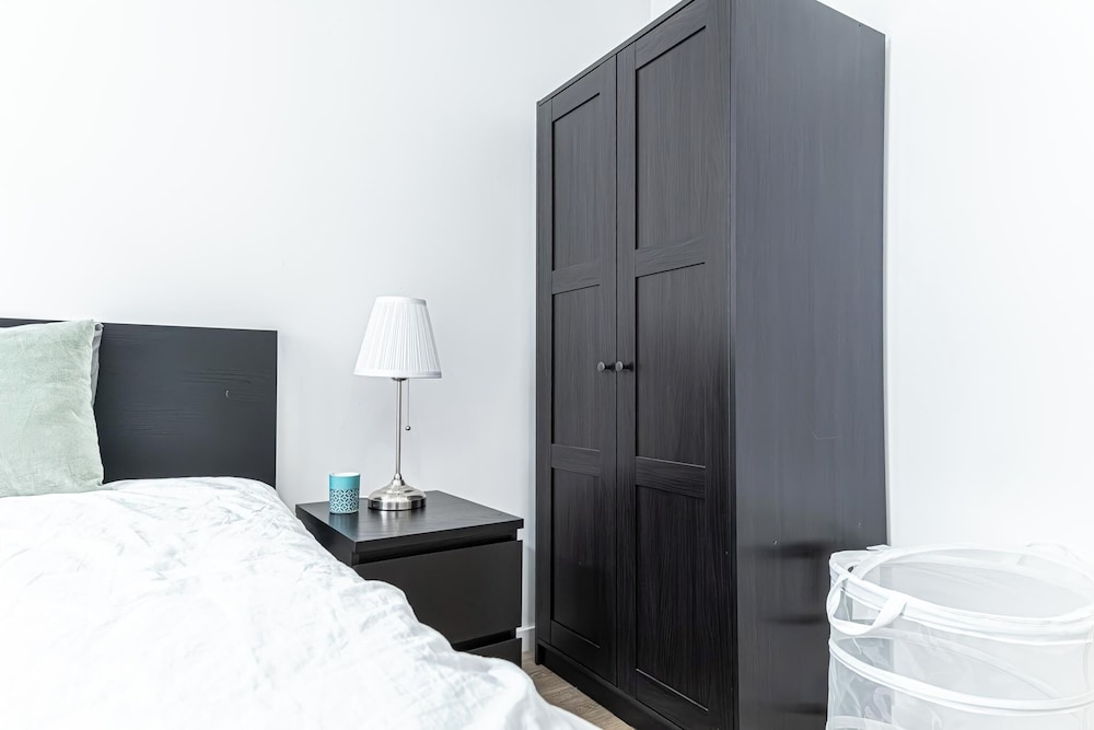 Modern 3BR Apt for 6 with Patio Ghent