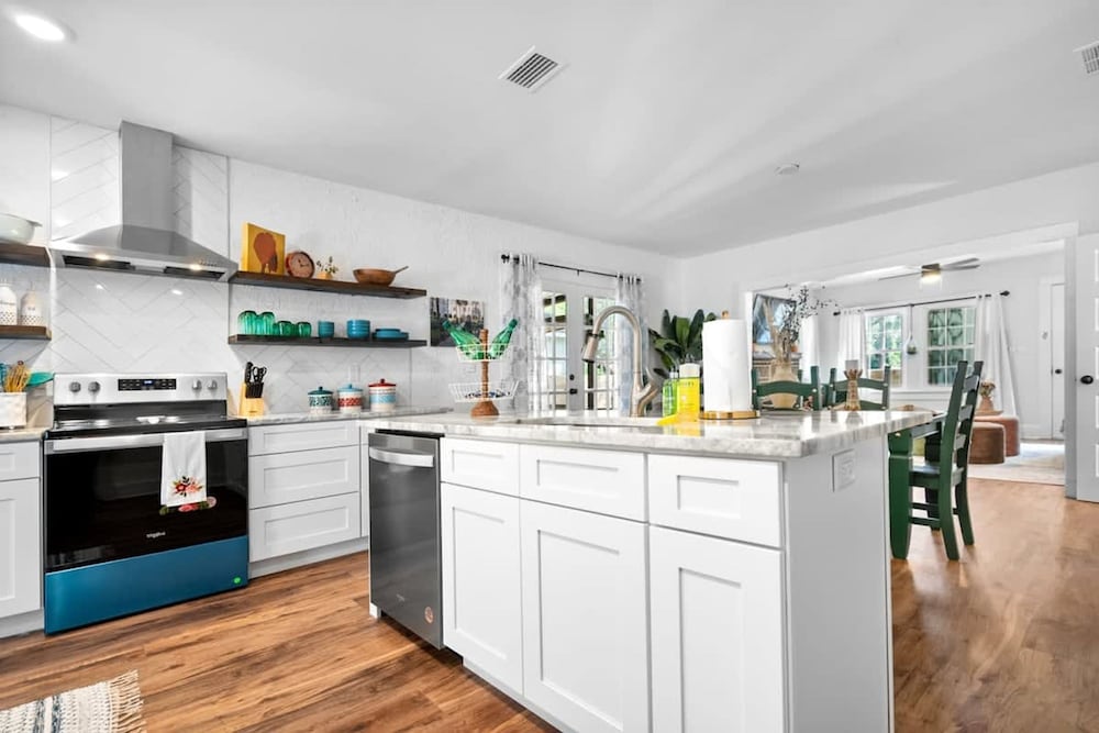 Newly Renovated Whimsical Cottage 2 Beds Hot Tub