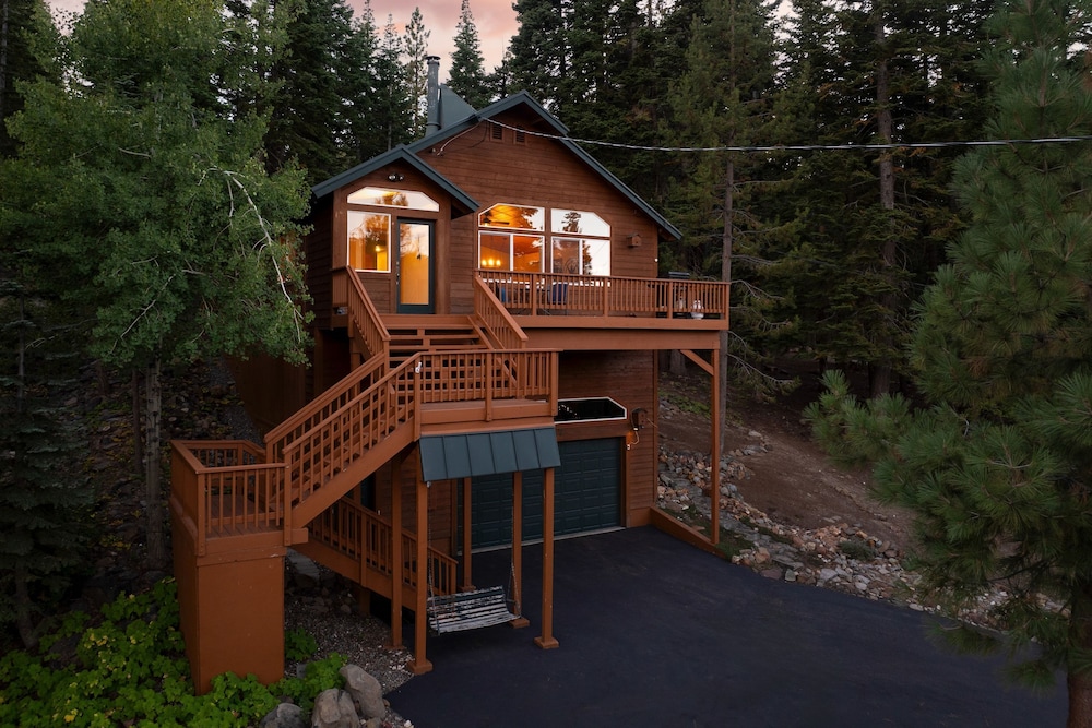 Golden Summit by Avantstay Stunning Secluded Cabin w Access to Tahoe Donner