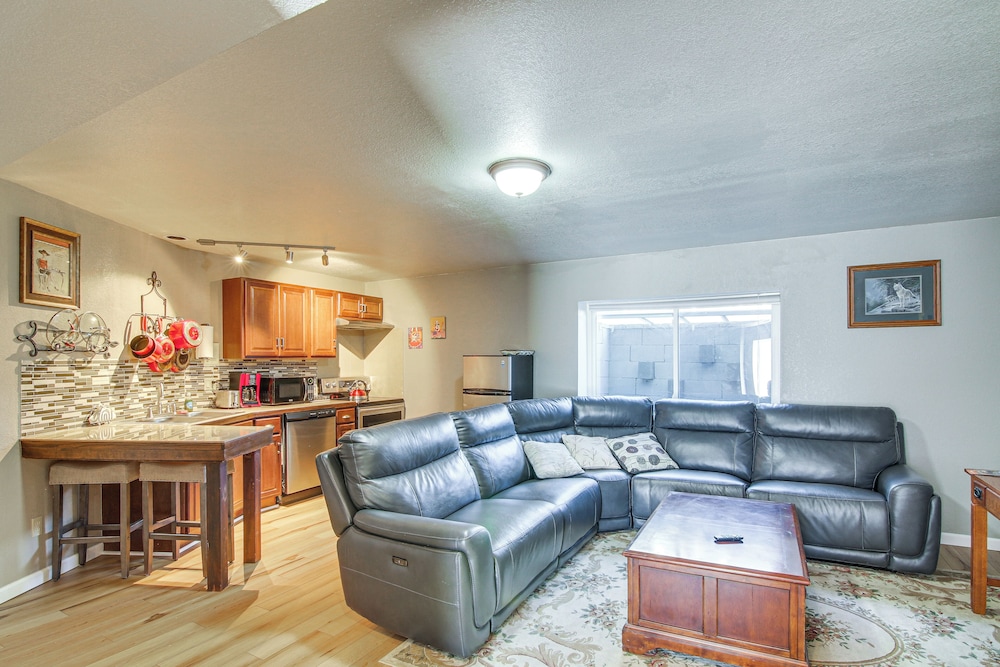 Private Hot Tub, 4 Mi to Usafa: Cozy Apartment!