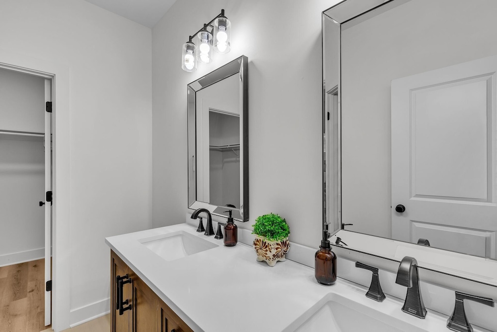 Brand-new 4br Unique Design Near Downtown Indy 4 Bedroom Home