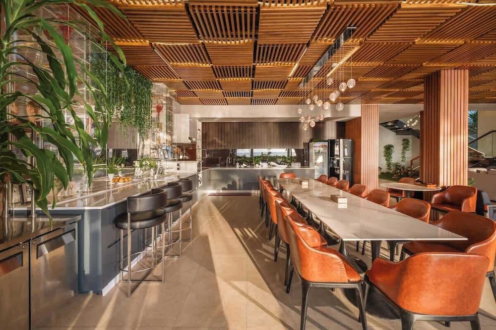 8BR Beachfront Eden: Luxury Events & Getaways