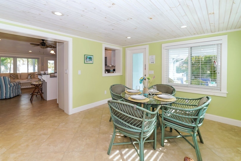 Ebb Tide 3 Bedroom Home by RedAwning