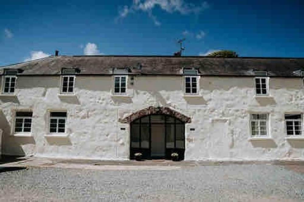Courtyard Cottage With hot tub and Walled Garden