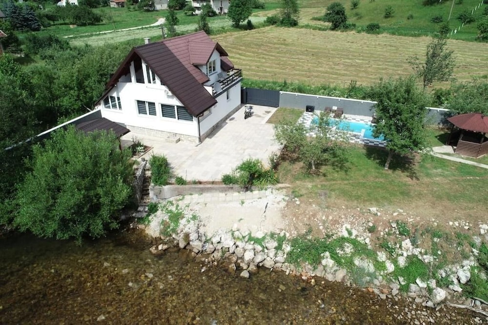 Rijeka Villa-Spacious 4BR with Pool