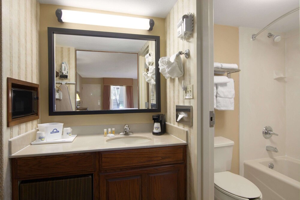 Longview Vacations - Days Inn by Wyndham Longview South - Property Image 1