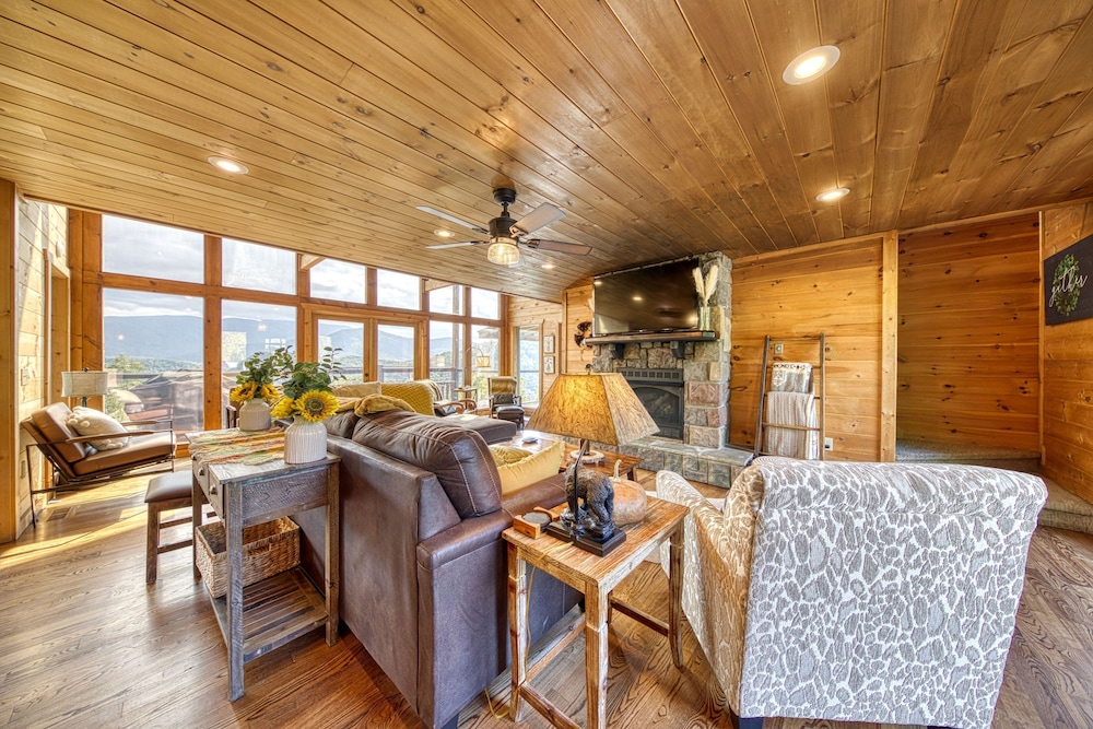 Cabin w Amazing Views Theater Firepit Hot Tub