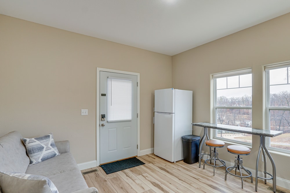 Lake Ozark Apartment w/ Balcony < 1 Mi to Water!