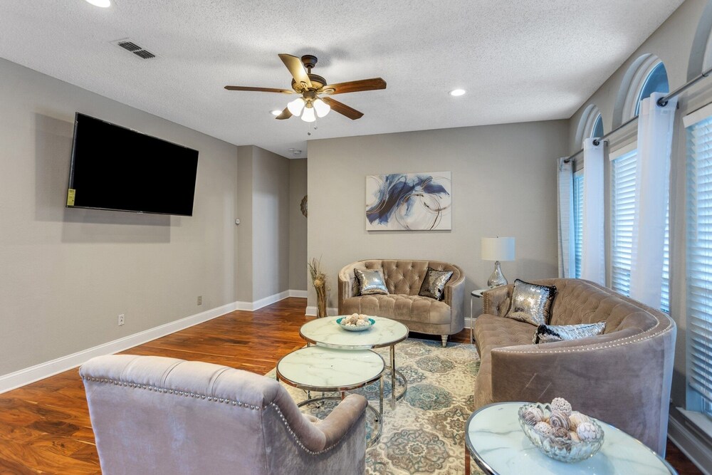 Discount Included! Stunning, Modern, Spacious Getaway Fits Any Group, 2 Game Rooms, Hot Tub 5 Bedroom Home by Redawning - Property Image 5