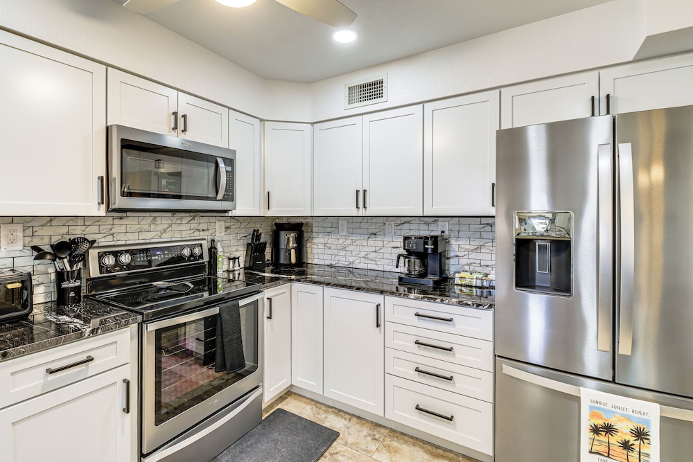 NEW Listing! Gorgeous Poolside Views: Havasu Haven