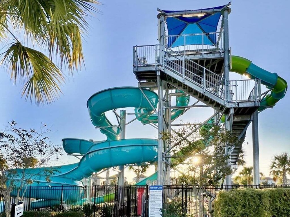 Stunning 4 Bed Townhome Pool & Waterpark 4 Bedroom Townhouse