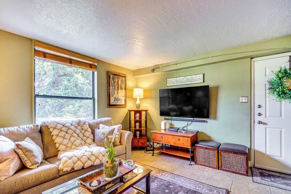 1/2 Block to Lift Bus Stop: Condo in Park City