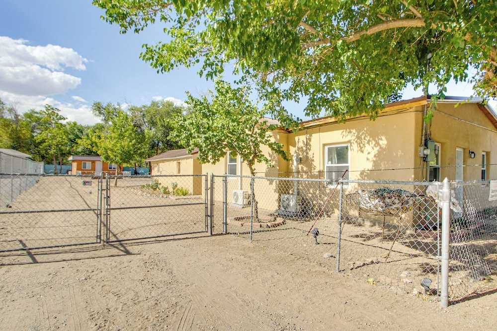 3 Mi to Old Town, Fenced Yard: ABQ Abode!