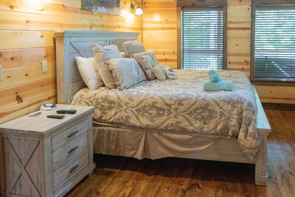 Broken Bow Cabin w/ Hot Tub & Outdoor Fireplace! view 4
