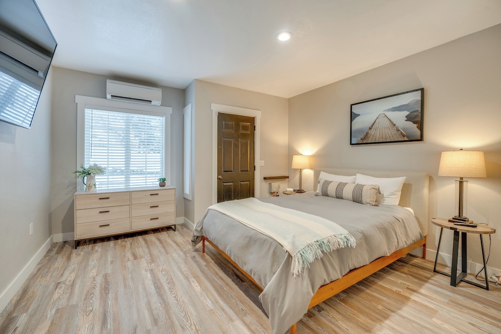 2 Blocks to Downton Chelan: Home w/ Hot Tub!