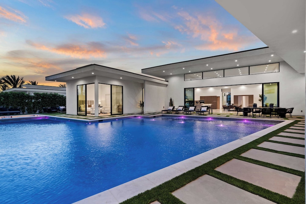 Sleeps 54 3 Luxury Villas w/ Pool + Spa, Pickleball Bravo by Avantstay
