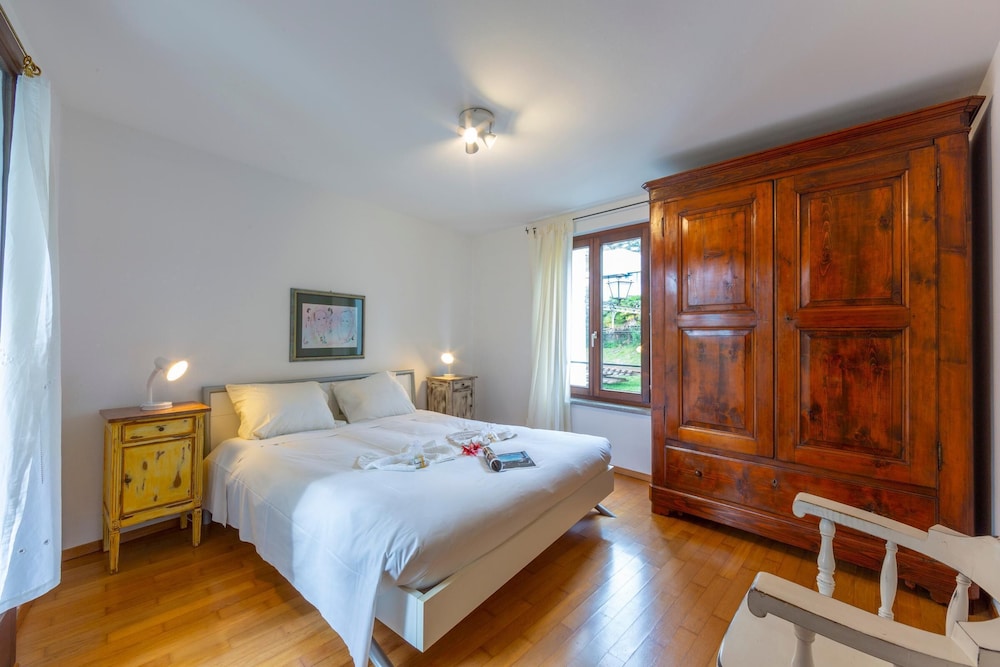 Bed & Sleeping Area
