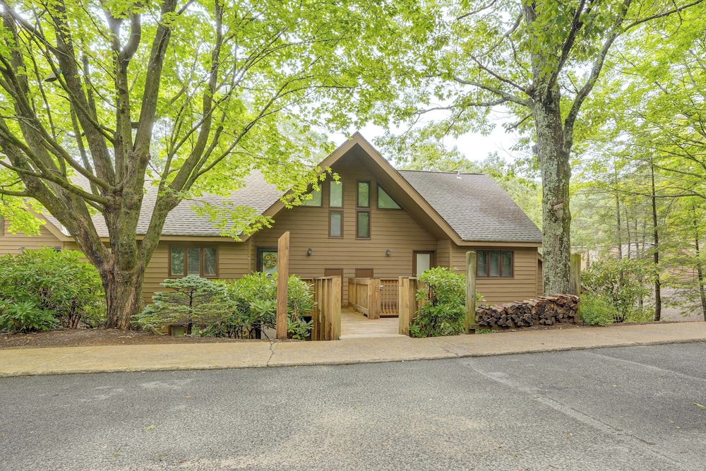 Walk to Slopes: Wintergreen Resort Condo w/ Pool