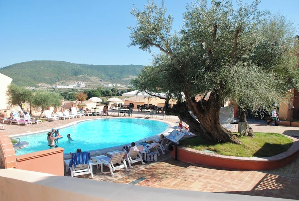 Residence with swimming pool near Budoni