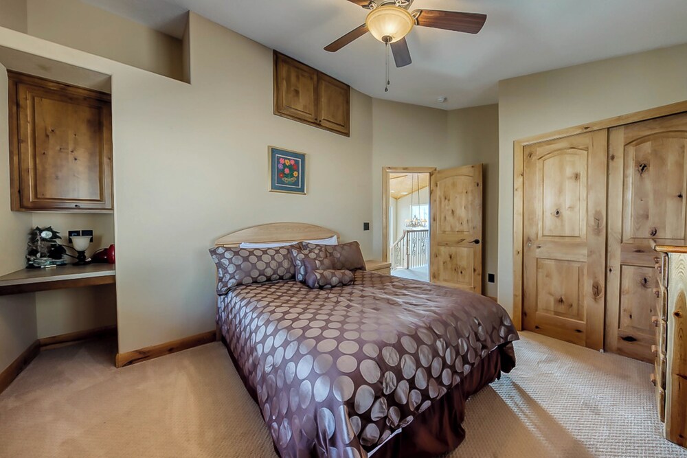 Cozy 4BR Mountain View Fireplace Deck