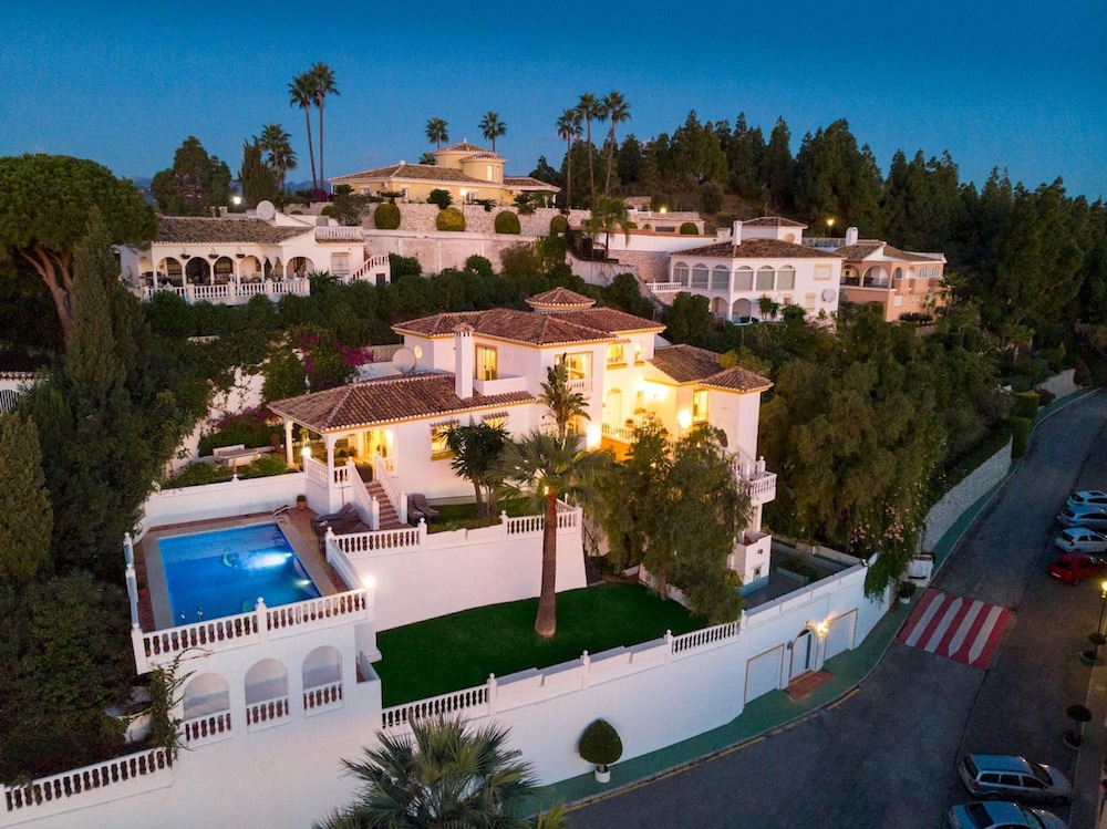 Large Luxury Family Villa 500m From Beach