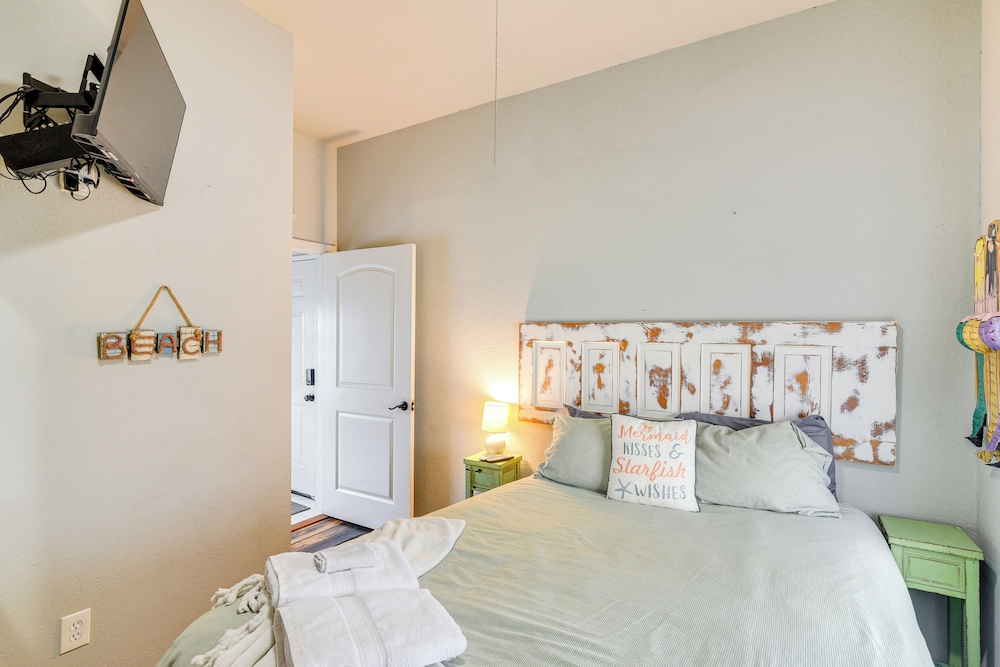 1 Mi to Dtwn: Home w/ Fenced Yard in Galveston!