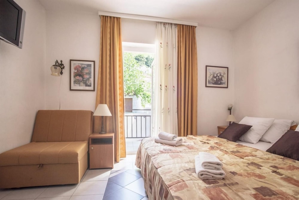 Sleek Studio Flat With Balcony Near Beach in Tivat photo 5