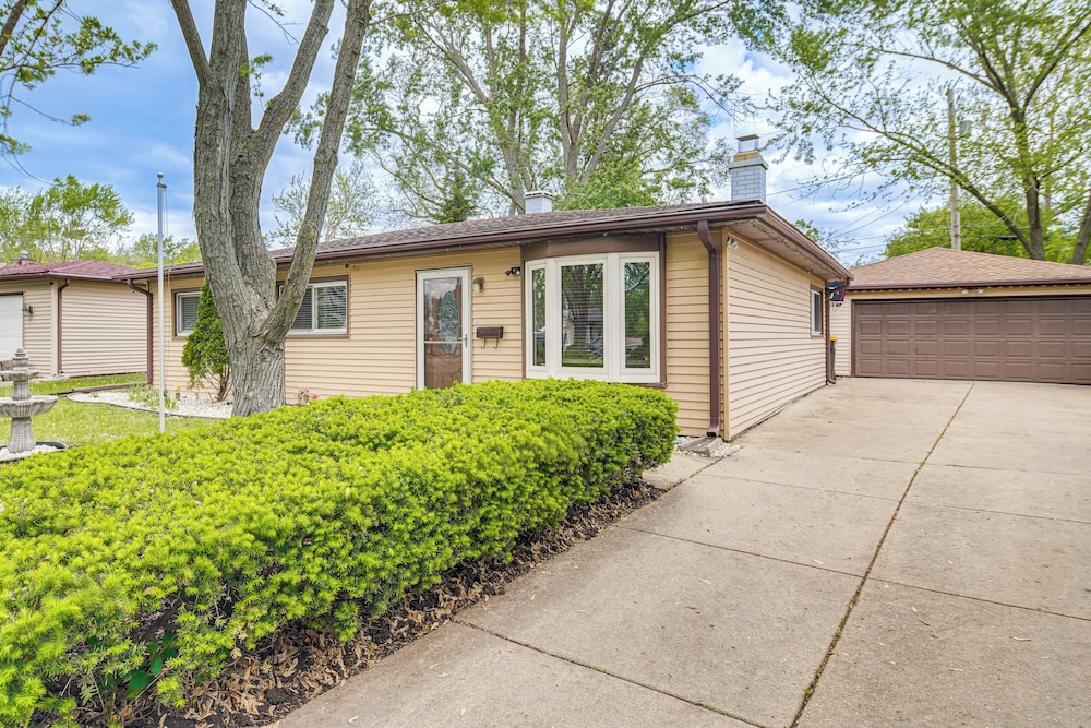 8 Mi to Nature Center: Streamwood Gem w/ Yard!, photo 12