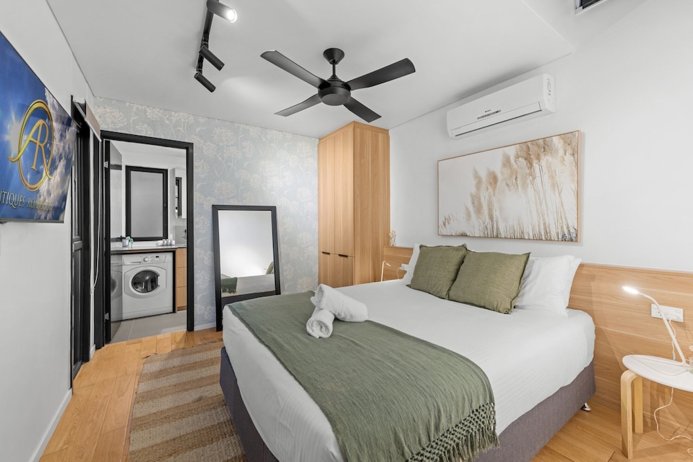 New Farm Apartment With Balcony & City Views