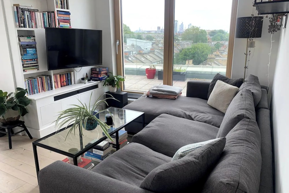 Stylish 2BD Flat With Private Balcony - Battersea