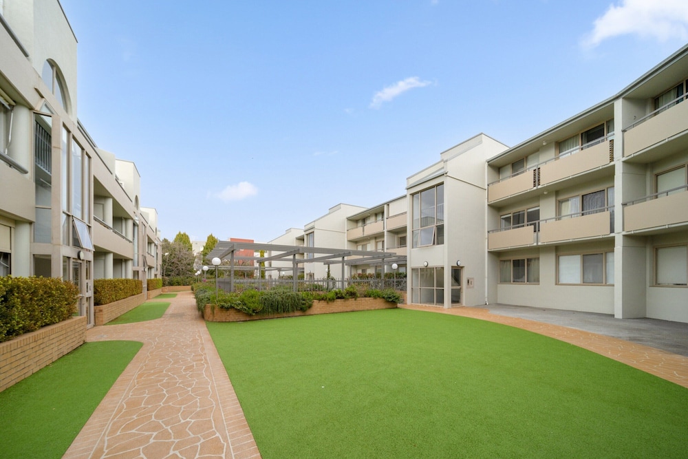 Bright 2-bed With Private Balcony