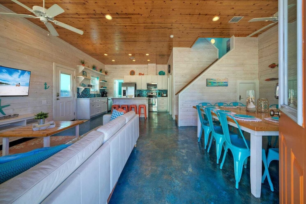 Sleeps 24, 2 Homes 2blocks to the Beach, Pool, Game Room, Patio w/ Outdoor Bar