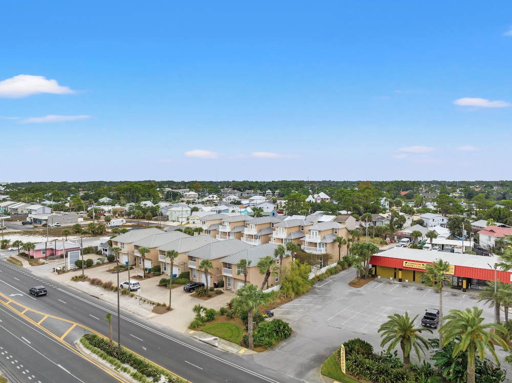 Escape to Sand Dollar Holler: Coastal Retreat, 3 Beds, 2.5 Baths, Sleeps 10!