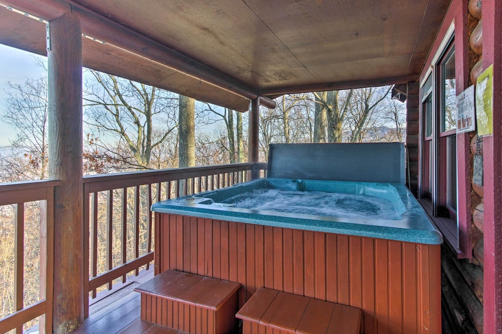 2 Mi to Ober Mtn: Hot Tub & Deck at Cozy Cabin!