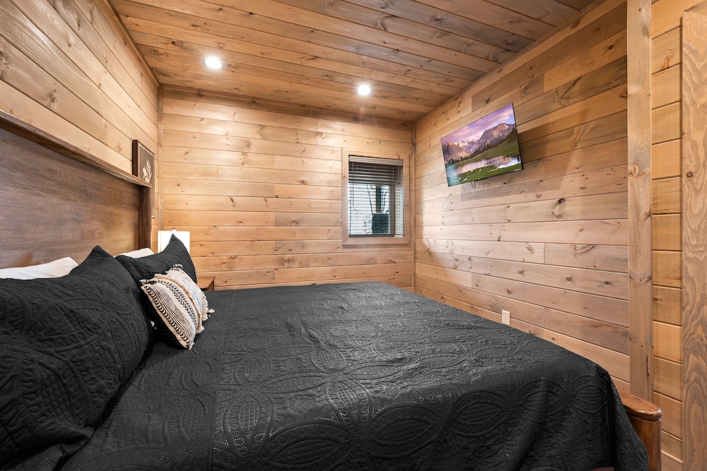 Talkin' Tennessee 3 Bedroom Cabin by RedAwning view 5
